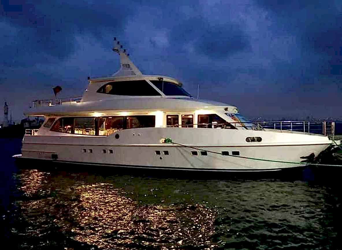 قارب للإيجار (1)